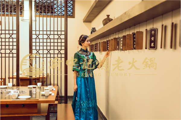 开<a href=/listinfo-22-0.html target=_blank class=infotextkey>火锅</a>店大约要多少钱？以200平米店铺成功开店为例